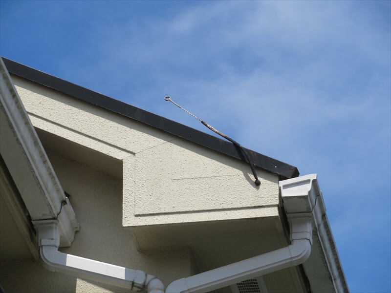 破風板から飛び出しているのはテレビのアンテナを固定するための金具。金具に水がしたたり破風板が痛むので、屋根にアンテナを設置しない場合は取り外しがベストです。